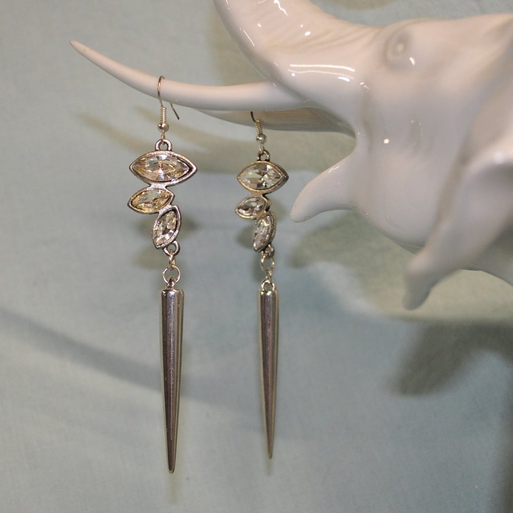 silver clear rhinestone off set spiked earrings (102)